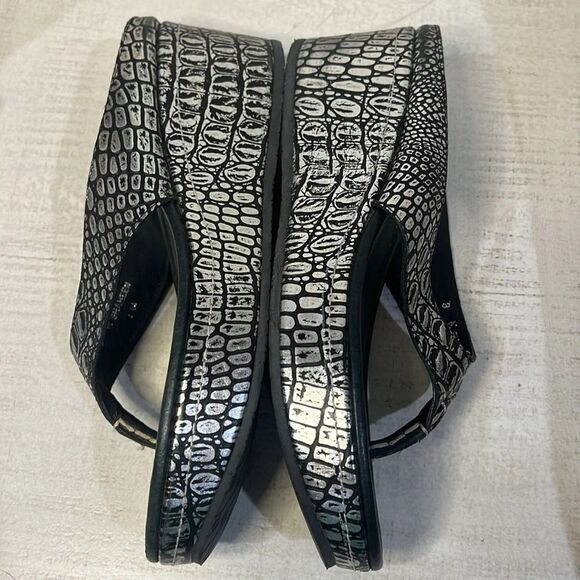 Donald J Pliner Sandals Shaheen Wedge Heels Slip on Thong Silver Size 8 - Picture 3 of 16